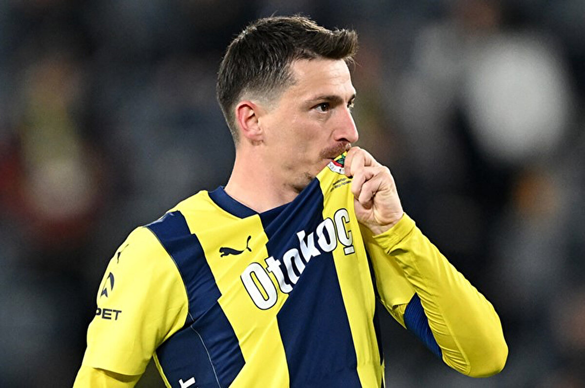 Fenerbahçe kanadı ise dövme iddialarına cevap verdi ve Mert Hakan Yandaş'ın rahatsızlığıyla ilgili detayları Hürriyet'e açıkladı:<br>