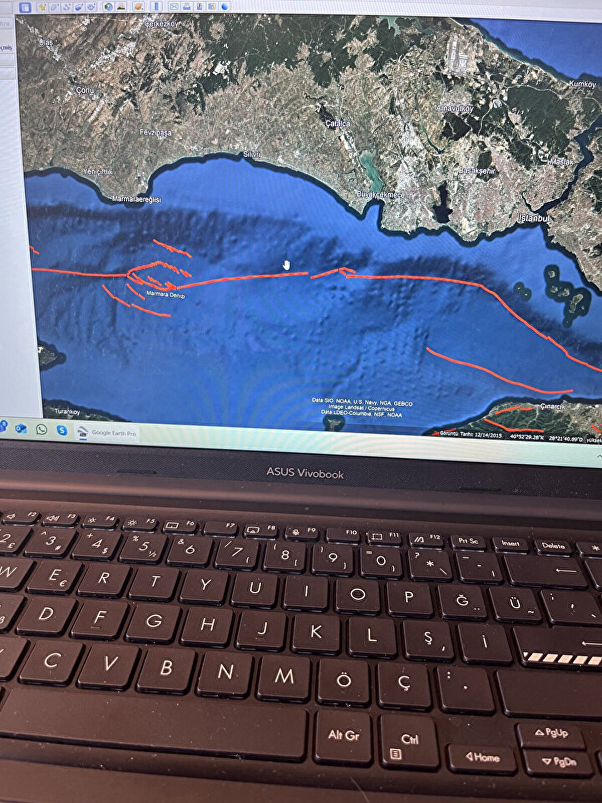 "Stres alan değişimleri devam ediyor"<br><br>Prof. Dr. Görür, paylaşımında; "Bu sabah Kuzey Anadolu Fay Hattı'nın Kumburgaz Fay zonunda 13,6 km derinde deprem oldu. Bu zonda stres alan değişimleri devam ediyor. Sevgiyle" ifadelerine yer verdi.