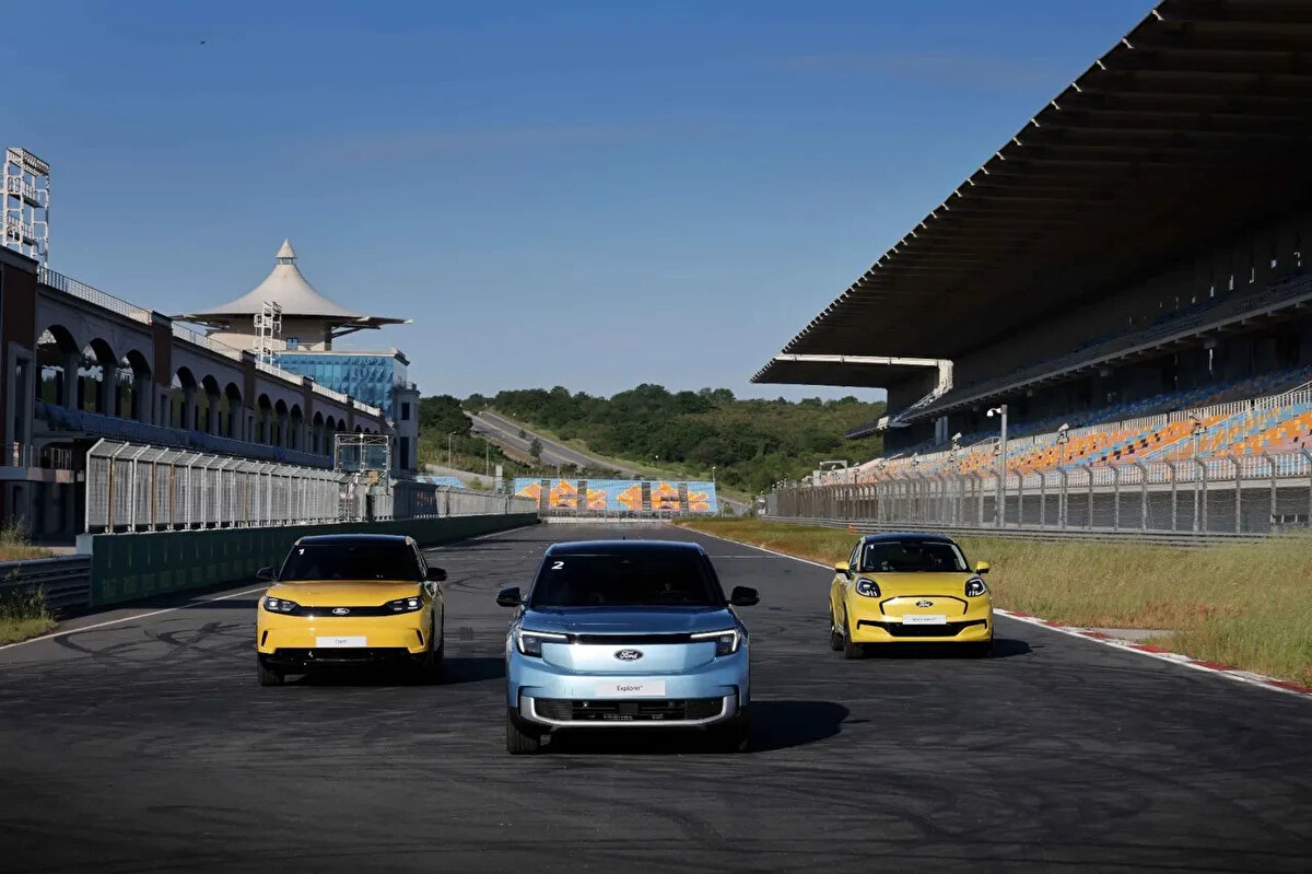 Lansmanda konuşan Ford Türkiye İş Alanı Lideri Özgür Yücetürk, tanıtılan modellerin yalnızca teknik bir dönüşüm değil, Ford markasının tasarım, bağlanırlık, performans ve kullanım kolaylığı gibi tüm temel değerlerinin yeni nesil bir yansıması olduğunu söyledi. 