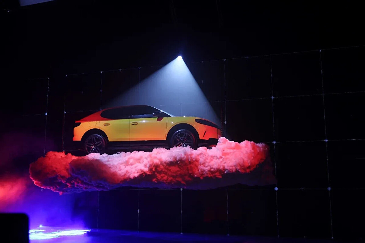 Katılımcılar ayrıca, Ford Otosan tarafından üretilen E-Tourneo Courier ve E- Tourneo Custom’ı yakından inceleme şansı yakaladı.   