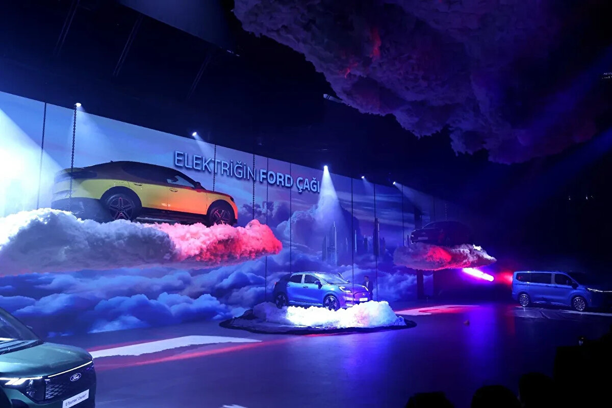 Yücetürk şöyle devam etti: “Ford Pro ile ticari müşterilerimize akıllı filo yönetimi, dinamik araç planlamaları, şarj altyapıları, öngörülebilir maliyet çözümleri ile sadece araç değil bir ekosistem, uçtan uca entegre çözümler sunuyorduk. 