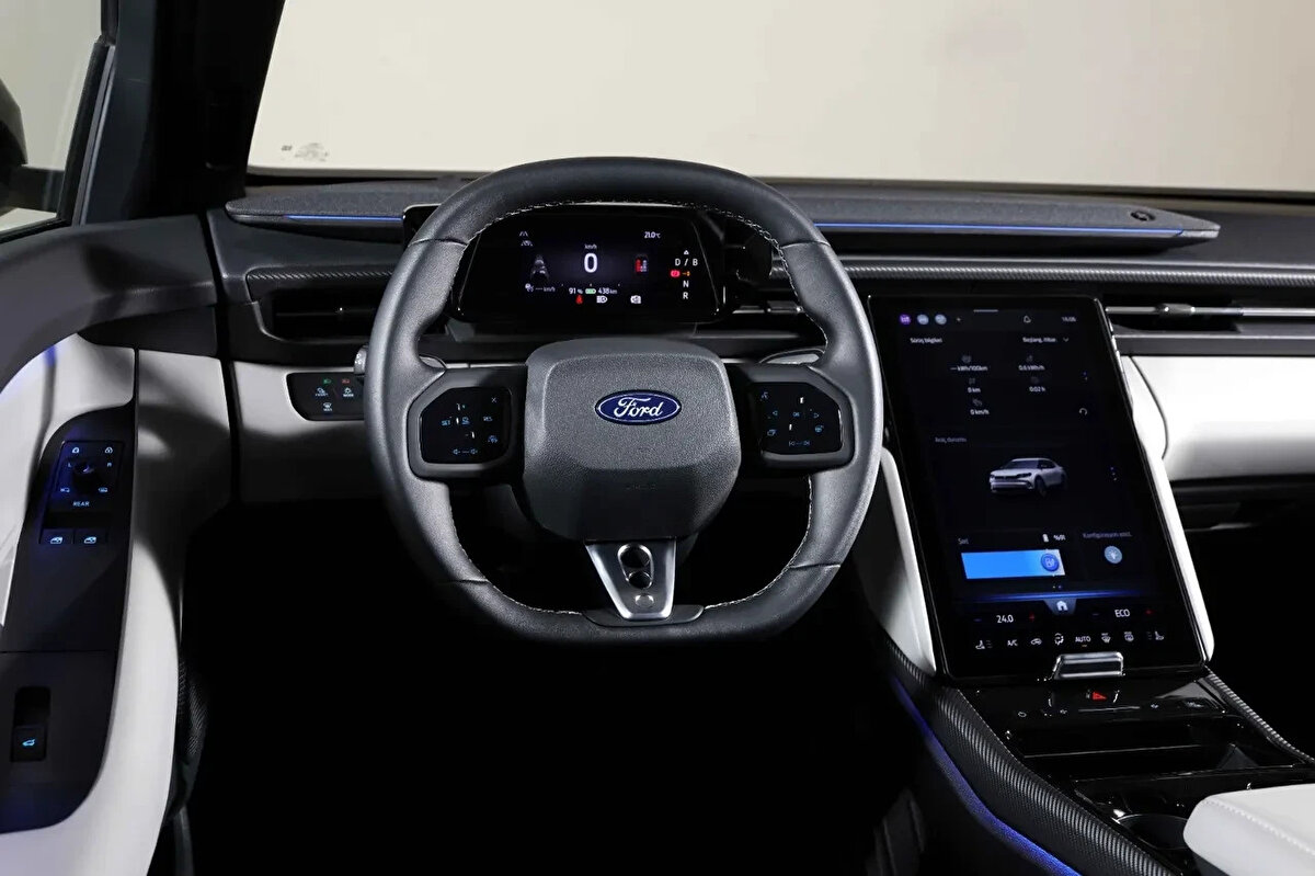  Ford Türkiye, müşterilerine elektrikli araç sunmanın ötesinde, kompakt SUV’lardan konforlu şehir araçlarına; sportif araçlardan hafif ticarilere kadar birçok farklı modeli aynı anda elektriklendirerek “Elektriğin Ford Çağı”nı başlattı.  