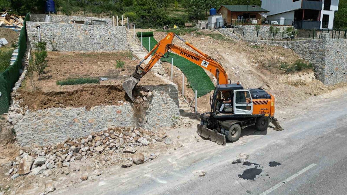 İnegöl Belediyesi, son dönemde artan kaçak yapılaşmayla ilgili kararlı mücadelesini sürdürüyor. İnegöl Belediyesi tarafından yapılan açıklamada kaçak yapılarla ilgili yalnızca yıkım işlemlerinin gerçekleştirilmediği, aynı zamanda bu tür yapıların sahiplerine yönelik ciddi idari para cezalarının da uygulandığı vurgulandı.