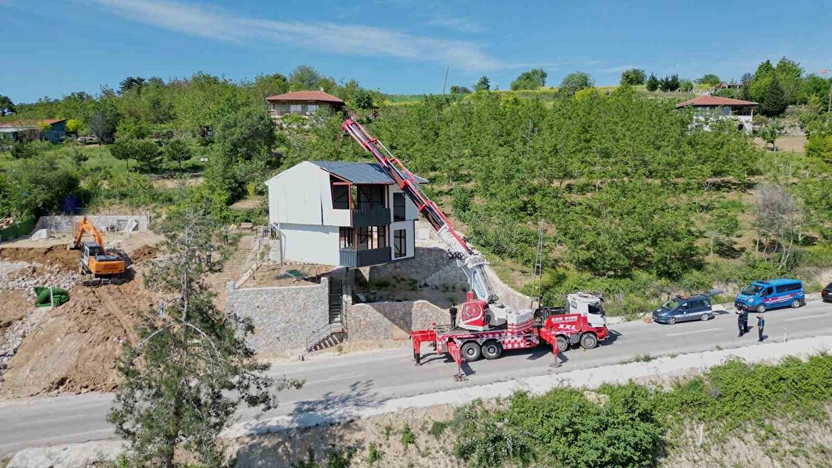 İnegöl Belediyesi ekipleri tarafından 4 kaçak yapı yıkılırken, tespit edilen 8 yapının ise mülk sahipleri tarafından kendi imkanlarıyla kaldırıldığı bildirildi. Böylece toplamda 12 kaçak yapı Şipali Mahallesi’nden kaldırılmış oldu.