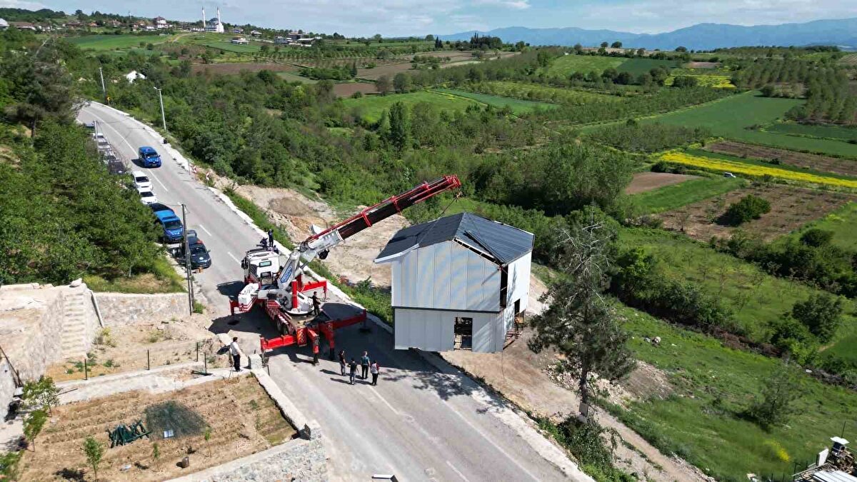 Kaçak yapıların yalnızca sahiplerine değil, bu yapılar için malzeme temin eden kişi ve firmalara da cezai yaptırım uygulandığı açıklandı. İnegöl Belediyesi tarafından yapılan açıklamada, kaçak yapılara malzeme sağlayarak bu sürece dolaylı yoldan katkı sunanların da sorumluluktan kaçamayacağı belirtildi. İnegöl Belediyesi, kırsal mahallelerde ve tarım alanlarında kaçak yapılaşmaya karşı denetimlerin artarak devam edeceğini duyurdu.