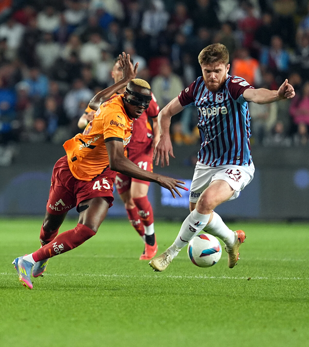  İkinci yarının başında Victor Osimhen farkı 2'ye çıkardı. Karşılaşmanın 63. dakikasında Nijeryalı yıldız farkı 3'e çıkardı. Yunus Akgün maçı 3 asistle tamamladı.