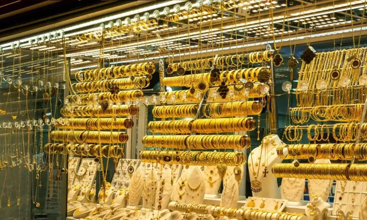 "Kademeli olarak altın alınabilir" <br><br>Finans analisti İslam Memiş, piyasalara ilişkin değerlendirmelerde bulundu. Memiş, "Gram altın almak isteyenler belli bir seviyenin altına düşmesini beklemeli. Beklediğimiz seviyelere düşerse kademeli olarak altın alınabilir" diye bir tezim vardı. Memiş, ayrıca dünyada yaşanan olumlu gelişmelerin borsaya da iyi bir şekilde yansıdığını söyledi. 