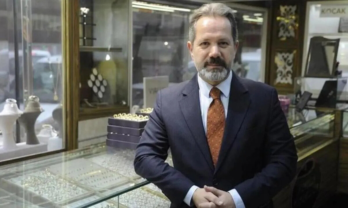 İslam Memiş, "Düğün yapacaklar ve altın borcu olanlar için, bu dönem önemli bir fırsat olabilir." uyarısında bulundu.<br><br>Uzmanlar, gram, çeyrek ve diğer altın türlerine yönelik fiyat değişikliklerini anlık olarak takip etmek, kazançlı bir yatırım stratejisi geliştirmenizde yardımcı olacağını belirtiyor. Ticaret savaşlarını başlatmak için elini hızlı tutan Trump, altındaki yükselişi körüklüyor. Riskten beslenen altın rekor üstüne rekor kırıyor. 