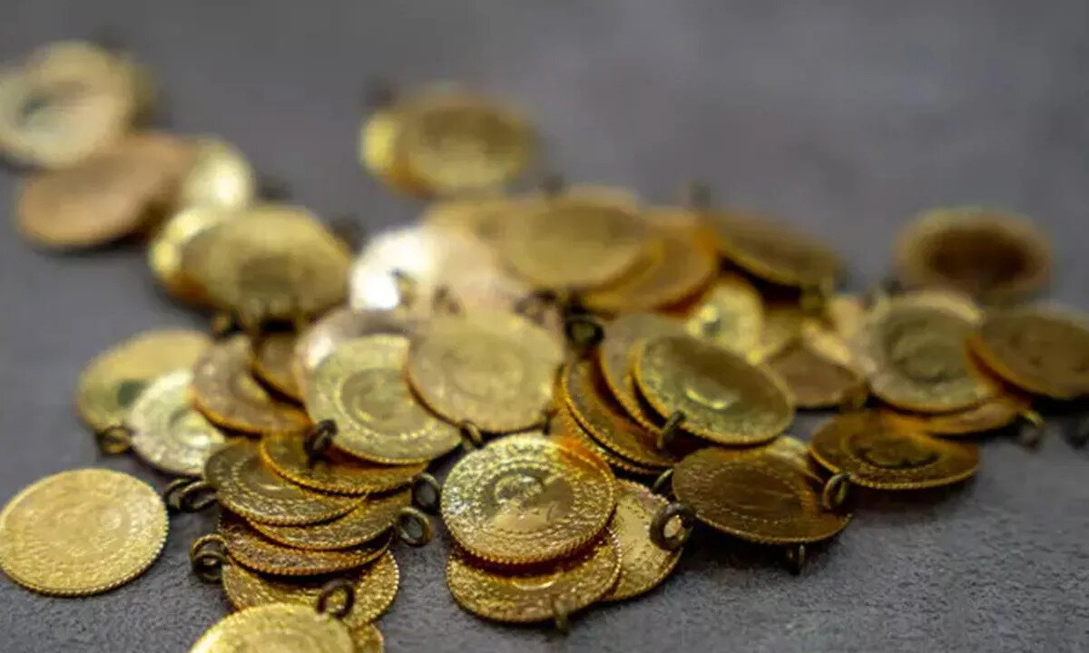 ABD’nin Çin’le gümrük vergisi konusunda 90 günlük anlaşma yapması ve Rusya-Ukrayna savaşının sona ermesi ihtimali ve PKK'nın silah bırakması altın fiyatını düşürdü. <br><br>Yatırımcılar 16 Mayıs Cuma günü güncel altın fiyatlarını merak ederek internet üzerinden sorgulamalar yapıyor.  Güvenli liman olarak kabul edilen sarı metale yatırım yapmak isteyenler "altın fiyatları bugün ne kadar oldu, düştü mü, yükseldi mi?" sorularına yanıt arıyor.