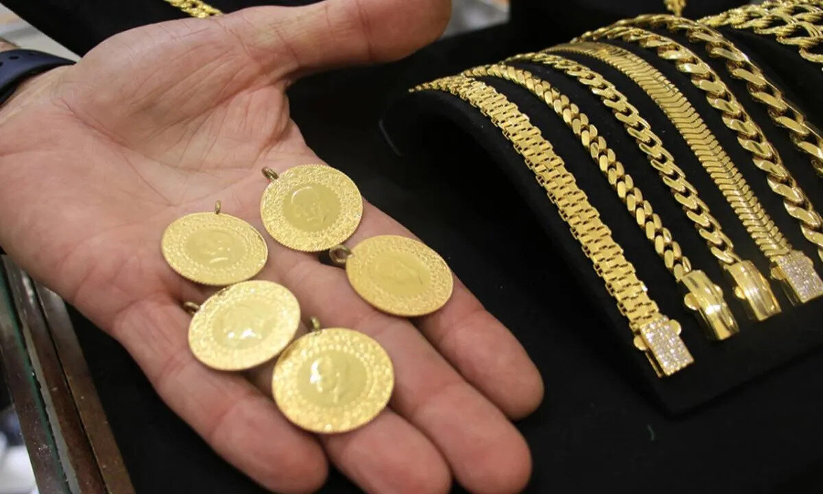 Altın, yatırımcısına yılın ilk beş ayında yüzde 25 kazanç sağladı<br><br>Altın, yıl başından bu yana hala yüzde 25’in üzerinde kazançta olsa da, yatırımcıların hisse senetleri ve riskli varlıklara yönelmesi fiyatların gerilemesine neden oldu. Öte yandan, Rusya-Ukrayna barış görüşmeleri, Hindistan-Pakistan ateşkesi ve PKK'nın silah bırakma kararı da piyasaları rahatlatan en önemli faktörler arasında yer aldı. 