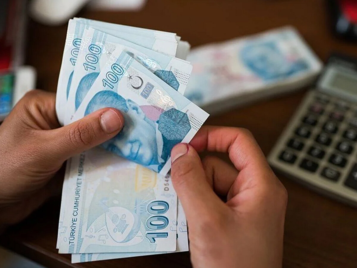 Asgari ücrete ara zam yapılmadığı durumda bir sonraki artış 2026 yılında olacak. 2025 Nisan ayı itibarıyla yıllık enflasyon %37,86 seviyesine geriledi. Ekonomi uzmanları, asgari ücrette yapılacak artışın 2026 yılının ilk ayında olmasını ön görüyor.