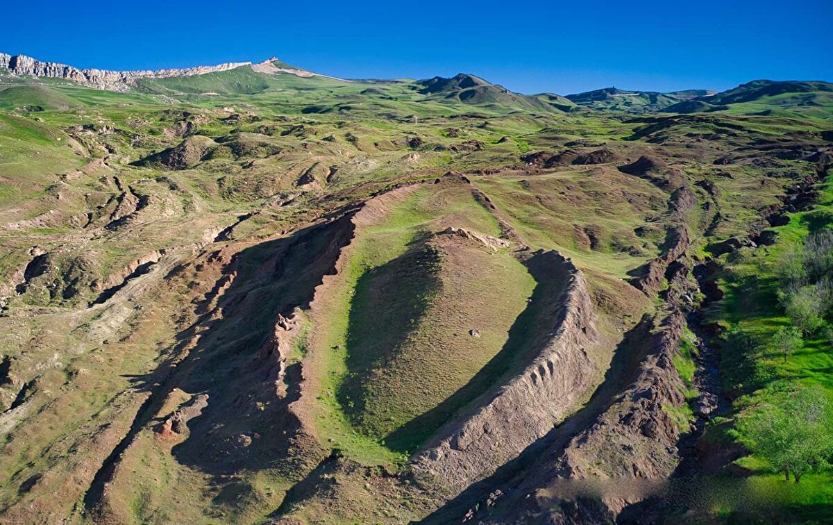 Bitki örtüsü ve kimyasal farklılıklar da dikkat çekti<br><br>Araştırma ekibi, yapı üzerinde çıkan bitkilerin çevresine kıyasla farklı renkte olduğunu, bunun da yer altındaki yapının farklı bir zemine sahip olduğunu gösterdiğini belirtti. Aynı bölgede yapılan ölçümlerde potasyum seviyesinin çevreye göre yaklaşık yüzde 40 daha yüksek olduğu tespit edildi. Bu durum, kimyasal olarak da bölgenin sıradan bir arazi yapısından farklı olduğunu ortaya koydu.