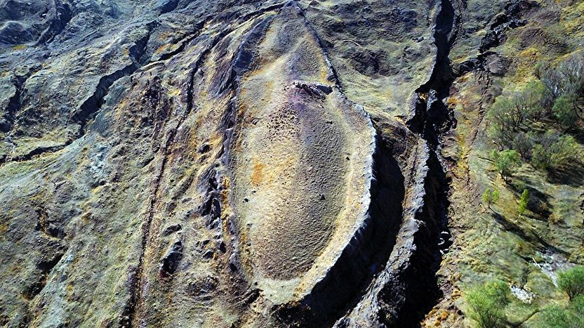 Ayrıca yüzeyin altındaki yapının üç farklı katmandan oluştuğu, bu katmanların geminin güvertelerini temsil edebileceği ifade edildi.