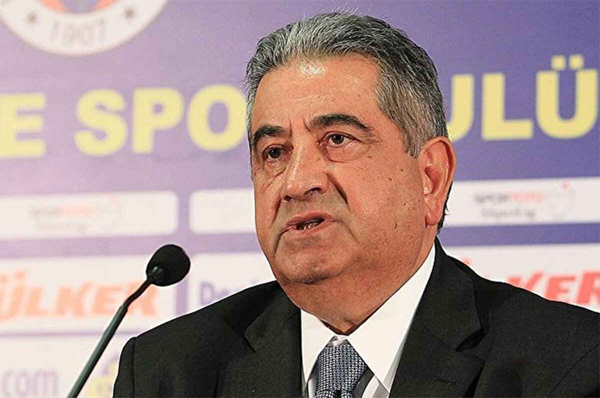 Fenerbahçe'de Aziz Yıldırım döneminde yöneticilik yapan Mahmut Uslu çarpıcı açıklamalarda bulundu. Fenerbahçe Kulübü Başkanı Ali Koç'u eleştiren Uslu, başkan adayı olup olmayacağıyla ilgili konuştu. Uslu'nun açıklamaları şöyle:<br>