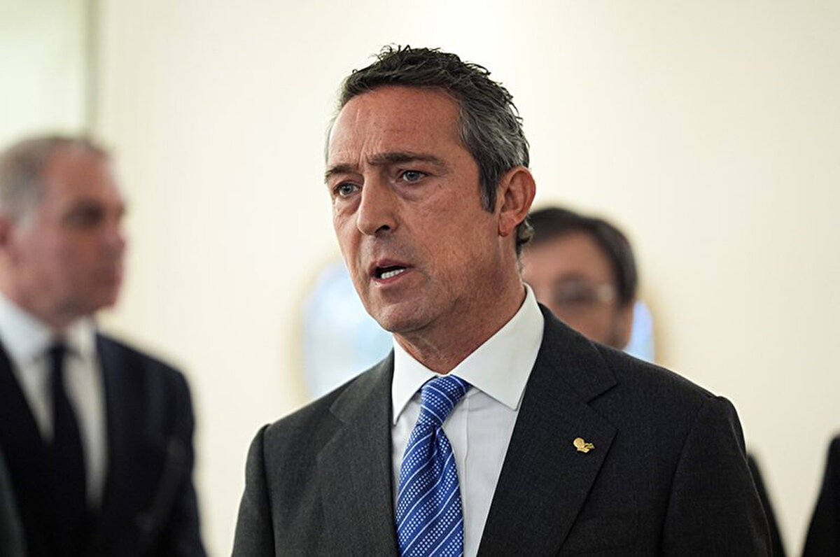 Siz antrenörünüze, oyuncularınıza 'bir yapı var' dedirtemezsiniz. 'Siz ona bakmayın, o bizim işimiz' diyeceksiniz. 'Ben olamadığım sürece şampiyon olamayız, yapmazlar' denilir mi ya! O zaman ayrılacaksın. Yazık değil mi bu çocuklara... <br>