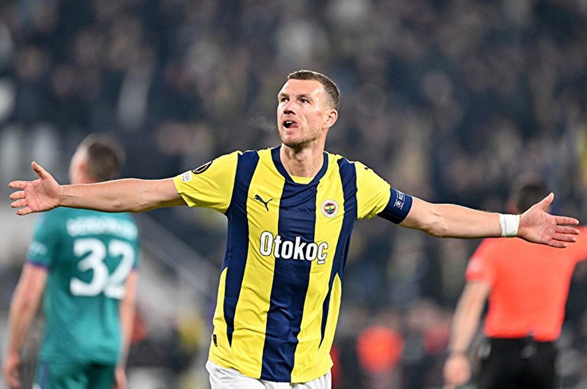 Edin Dzeko bu sezon Fenerbahçe formasıyla 51 maça çıktı. Deneyimli futbolcu bu maçlarda 20 gol ve 8 asistlik skor katkısı verdi.<br>