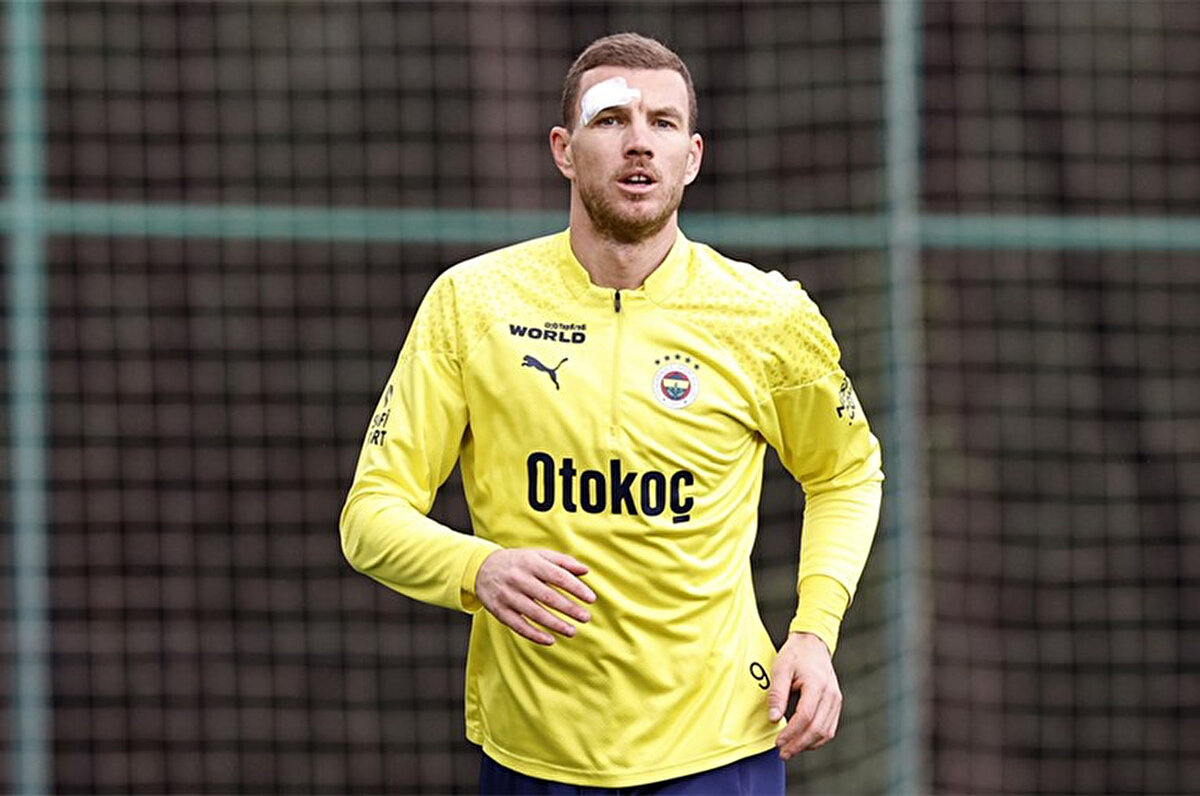 2023'te Fenerbahçe'ye transfer olan Edin Dzeko'nun sözleşmesi sezon sonunda sona eriyor. Sarı-lacivertlilerin 39 yaşındaki golcüsü ile ilgili İtalyan basınında çarpıcı bir iddia gündeme getirildi.<br>