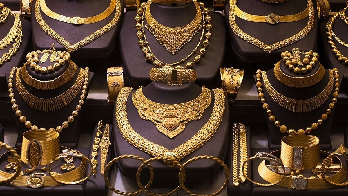 Kuyumcularda sezon hareketliliği başladı<br>Türkiye'de düğünler havaların ısınması ve okulların yaz tatiline girmesiyle artıyor. "Düğün sezonu" olarak adlandırılan bu dönem mobilyadan beyaz eşyaya, kılık kıyafetten kuyuma kadar birçok sektörde hareketliliği beraberinde getiriyor. Gözlerin odaklandığı kuyumculuk sektörü de düğün sezonu öncesi vatandaşların uğrak yerlerinden biri haline dönüştü.