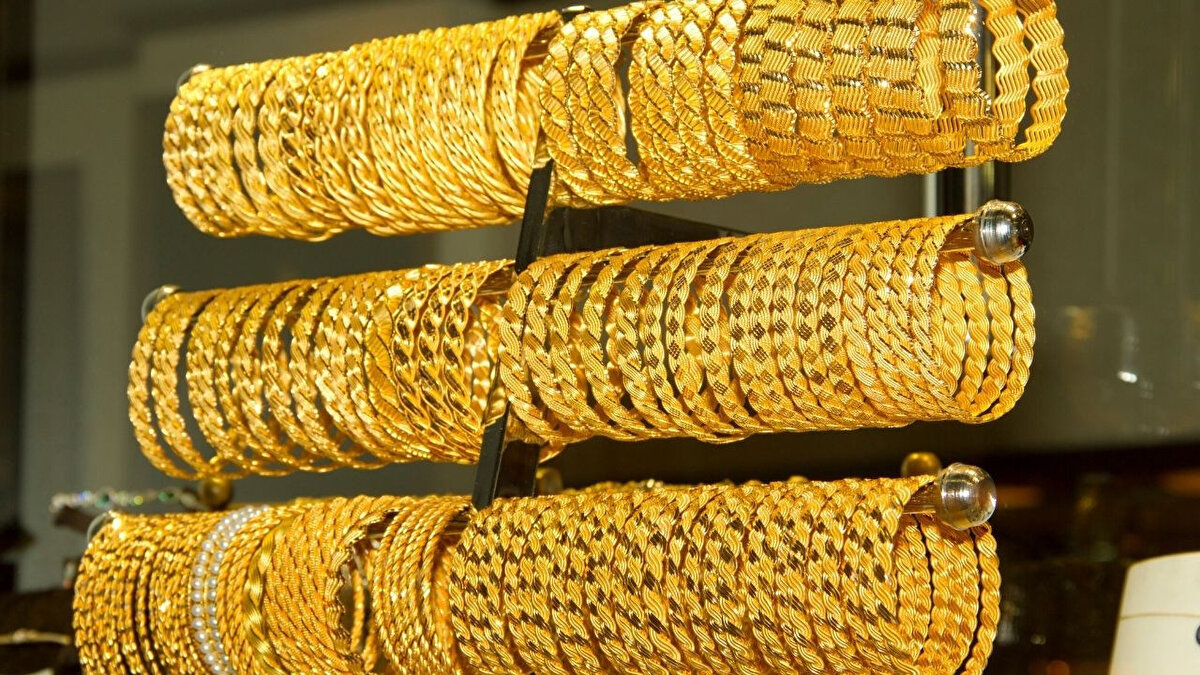 Vitrinler altınla dolup taşıyor<br>Kuyumcu vitrinleri, yaklaşan yoğun döneme hazırlık olarak yeni ve göz alıcı modellerle donatıldı. Özellikle evlilik tekliflerinin ve nişan törenlerinin artmasıyla tektaş yüzükler ve alyanslara ilgi yoğunlaştı.