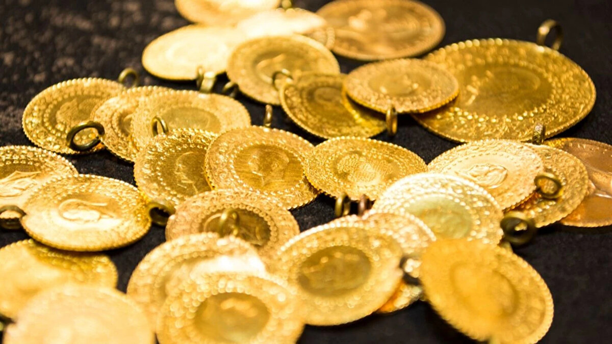 "Mutlaka güvenilir kuyumculardan alışveriş yapılmalı"<br>Ankara Kuyumcular ve Saatçiler Odası Başkanı Timuçin Sönmez, her düğün sezonunun kuyumcular için hareketli geçtiğini söyledi. Dünya genelinde altının ons fiyatındaki artışın yanı sıra yurt içindeki gelişmelerin de etkisiyle geçmiş yıllara kıyasla bu yıl satışlarda bir miktar düşüş beklediklerini belirten Sönmez, buna rağmen özellikle düğünlerdeki zaruri ihtiyaçların temin edildiğini bildirdi.