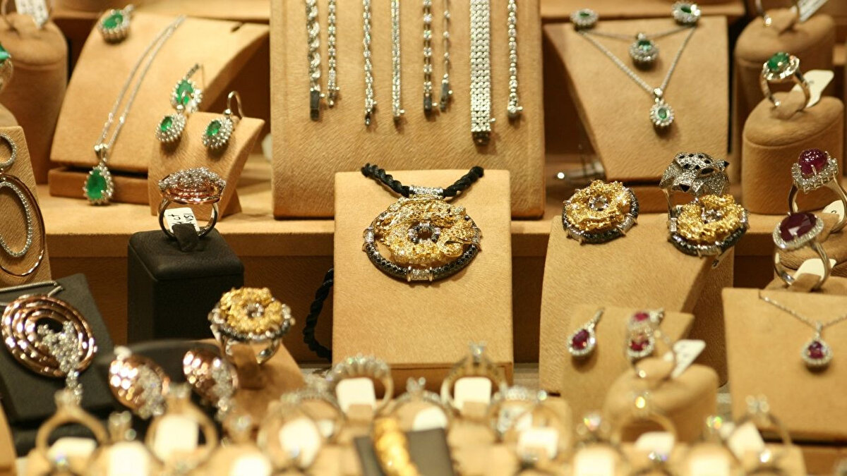 Bilezikler, kolyeler ve takı setleri talep görüyor<br>Ayrıca, düğünlerde geline takılmak üzere hazırlanan bilezikler, kolyeler, küpelerden oluşan takı setleri ve yatırım amacıyla tercih edilen çeyrek, yarım, tam altın ile gram altınlar da en çok talep gören ürünler arasında yer alıyor.