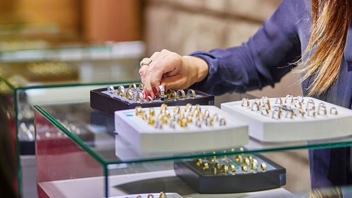 Altın hem geleneksel bağlılık hem de yatırım aracı<br>Altına olan geleneksel bağlılık ve bu ziynetin yatırım aracı olarak görülmesi, düğün alışverişlerinde altına talebin canlı kalmasını sağlıyor. Kuyumcular, bu dönemde alışveriş yapacak tüketicileri "sahte" ürünlere karşı dikkatli olmaları ve güvenilir yerlerden alışveriş yapmaları konusunda da uyarıyor.