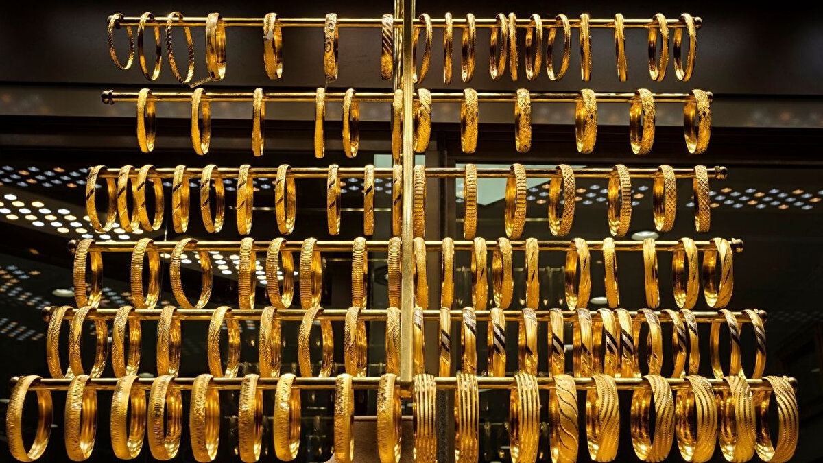 "2025'i 'sahte altınla mücadele yılı' ilan ettik"<br>Sönmez, "Vatandaşlarımızın özellikle bu dönemde sahte altınlara karşı daha da dikkatli olmaları gerekiyor. Güvenilir kuyumculardan alışveriş yapmaları mağduriyet yaşanmaması adına önemli bir adım olacaktır. Son dönemde e-ticaret platformları üzerinden de altın satışlarının yapıldığını görüyoruz. Biz Hazine ve Maliye Bakanlığı ile Darphane ile yürüttüğümüz çalışmalar neticesinde, 2025'i 'sahte altınla mücadele yılı' ilan ettik" dedi.