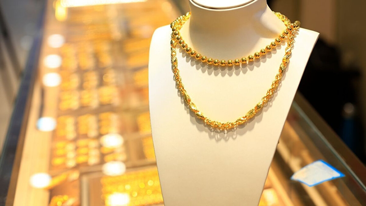 "Her satıcı sattığı ürüne barkod yapıştıracak"<br>Sönmez, internet satışlarında da barkod sistemini tavsiye ettiklerini dile getirerek, "Oda olarak barkod sistemiyle ilgili bir çalışma başlattık. Her satıcı kendi ilindeki odalardan temin ederek sattığı ürüne bu barkodu yapıştıracak. Dolayısıyla altın güvenli ürün haline gelmiş olacak. Ayrıca kuyum ticareti yetki belgesi olmayanlar bu ticareti yapamazlar. Bununla ilgili de Ticaret Bakanlığı ile yürüttüğümüz bir çalışmamız var. Eylül ayında bir çalıştay organize ederek, bu durumları daha da formel hale getireceğiz" diye konuştu.