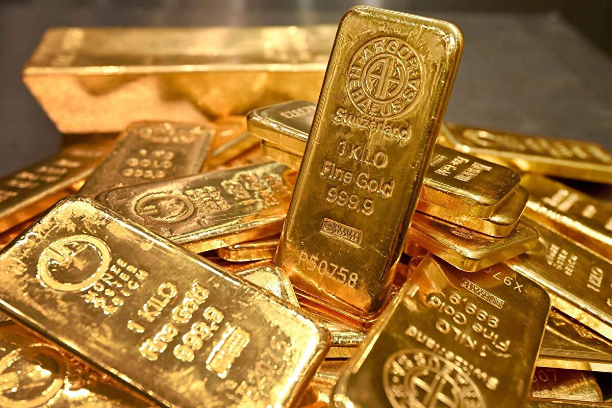 "Ucuz altın diye bir şey yoktur"<br>Sönmez, düğünlere yönelik takı alışverişlerinde gelinlik modeline göre seçimler yapıldığına dikkati çekerek, şunları kaydetti:<br><br>"Düğünlerde gelinler kıyafetlerini hangi ekolü benimseyerek yaptırdıysa ona uygun da takı tercih ediyor. Bunun ekonomik şartlarla bir alakası yok, tamamen kişilerin zevkleri ve kişisel tercihleriyle alakalı. Fiyat dalgalanmalarına rağmen gelinlerimiz istediğini alacaktır. Burada şunun altını özellikle çiziyorum, güvenilir kuyumculardan alışveriş yapılması önemli. Ucuz altın diye bir şey yoktur."