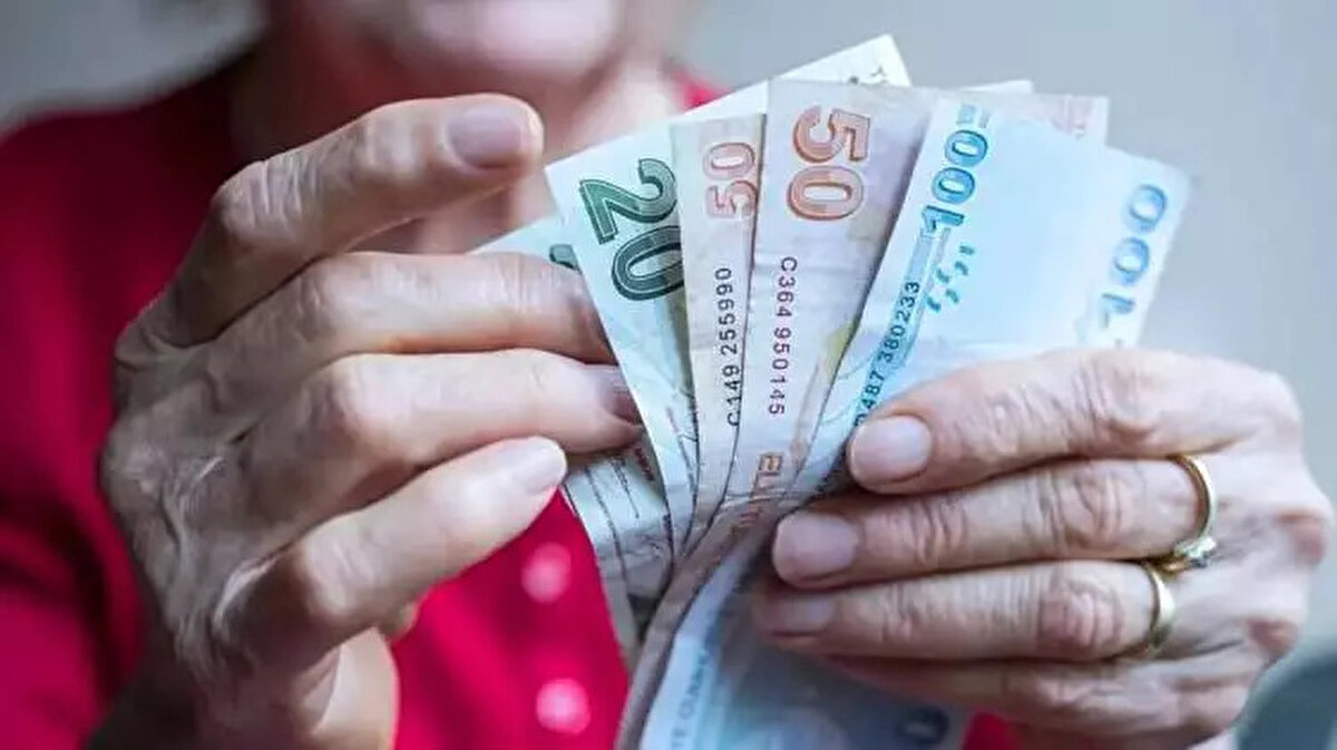 Emeklilerin promosyonu değişecek mi?<br><br>Mayıs ayı içinde beklenen bir başka gelişme ise emeklilerin banka promosyonlarının yeniden belirlenmesi. Bankaların SGK ile yeniden sözleşme yapması bekleniyor.<br><br> <br><br>Böylece en düşük 8-12 bin lira olan promosyon yükselecek. Özel bankalar şu anda 27 bin liraya kadar çıkmış durumda.