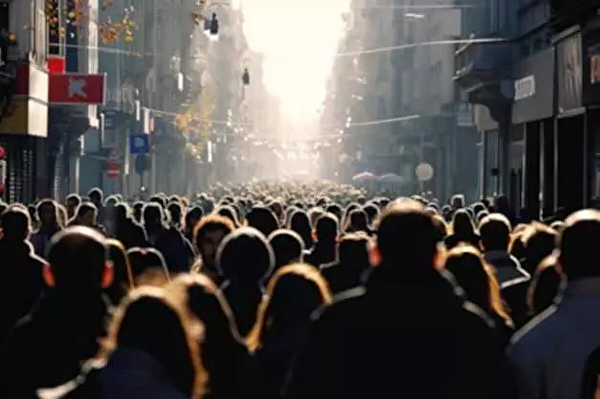 Bu ay işçiler için hangi gelişmeler olacak?<br><br>Mayıs ayı içinde kamuda çalışan 600 bin işçi için toplu sözleşmelerin tamamlanması bekleniyor.<br><br> <br><br>İşçi tarafı günlük en az 1.800 TL ücret, 2025 yılı ilk 6 ayı için yüzde 50 ikinci 6 ayı için yüzde 25 artış ve yüzde 10 refah payı istiyor. Kamu tarafının teklifi bekleniyor.