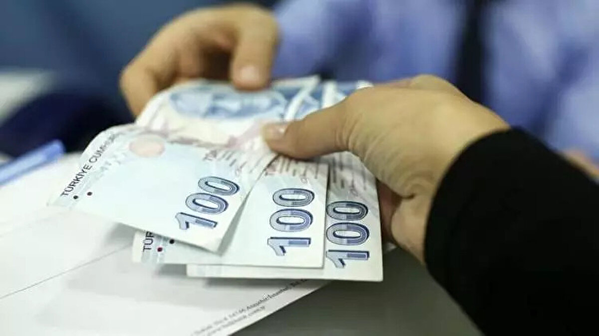 İkramiye kaç lira olacak<br><br>Bu yıl 3 bin lira olan ikramiye 4 bin liraya çıkartıldı. Emekliler ikinci ikramiyeyi de 4 bin lira olarak alacak.<br><br> <br><br>Dul ve yetimler ise maaş hisse oranına göre ikramiye alacak.<br><br> <br><br>Toplam ikramiye 8 bin lirayı bulacak.<br><br>