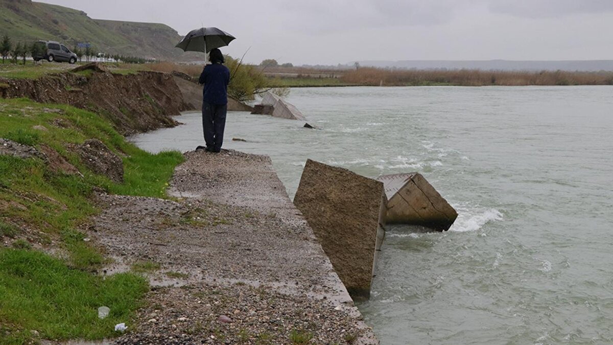 Rüzgar yağışlı yerlerde kuvvetli<br><br>Rüzgarın, yurdun kuzeybatı ve güneydoğu kesimlerinde güneyli, diğer yerlerde kuzeyli yönlerden hafif, ara sıra orta kuvvette, yağış alan yerlerde yağış anında yer yer kuvvetli esmesi bekleniyor.