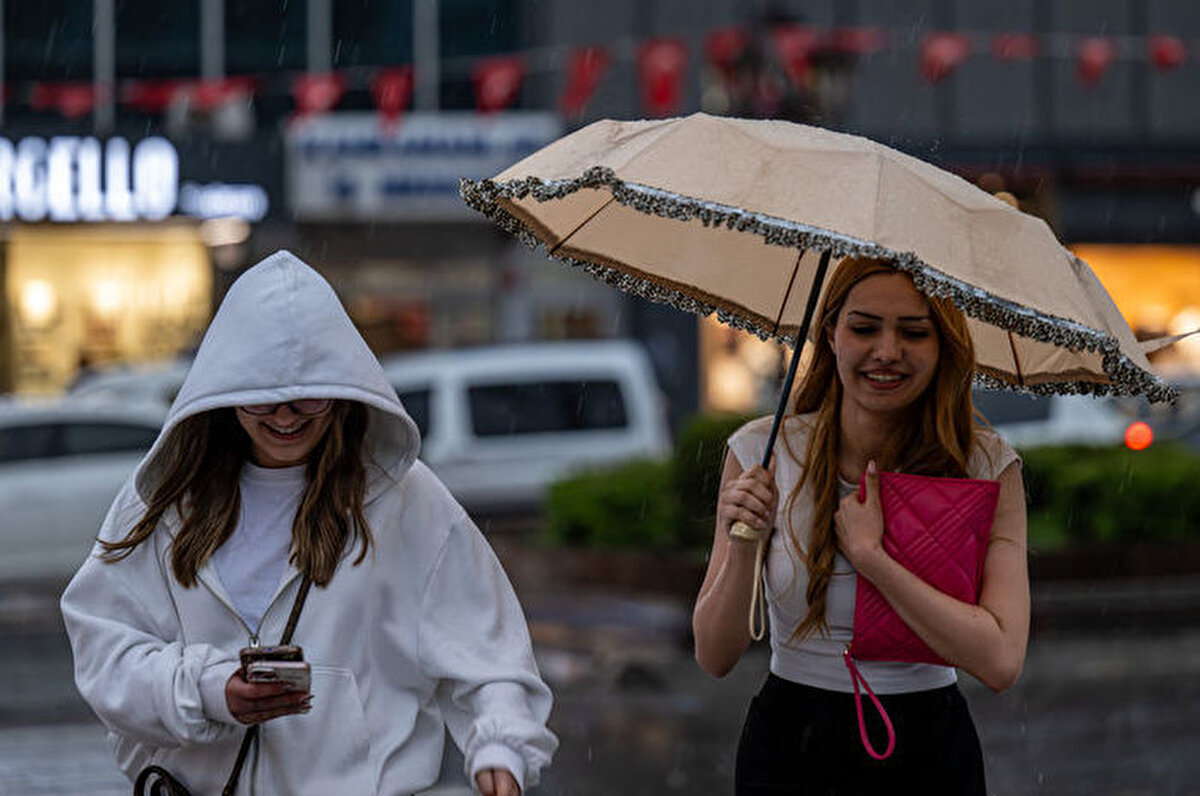 Trabzon: 15, Parçalı ve çok bulutlu, öğle saatlerine kadar aralıklı sağanak ve gök gürültülü sağanak yağışlı<br><br>Artvin: 14, Parçalı ve çok bulutlu, sabah saatlerinden itibaren yağmurlu<br><br>Erzurum: 10, Öğle saatlerinden sonra yer yer kuvvetli olmak üzere, aralıklı sağanak ve gök gürültülü sağanak yağışlı, yüksek kesimleri karla karışık yağmur ve yer yer kar yağışlı<br><br>Kars: 9, Öğle saatlerinden sonra yer yer kuvvetli olmak üzere, aralıklı sağanak ve gök gürültülü sağanak yağışlı, yüksek kesimleri karla karışık yağmur ve yer yer kar yağışlı<br><br>Malatya: 21, Çok bulutlu, öğle saatlerinden itibaren aralıklı sağanak ve gök gürültülü sağanak yağışlı