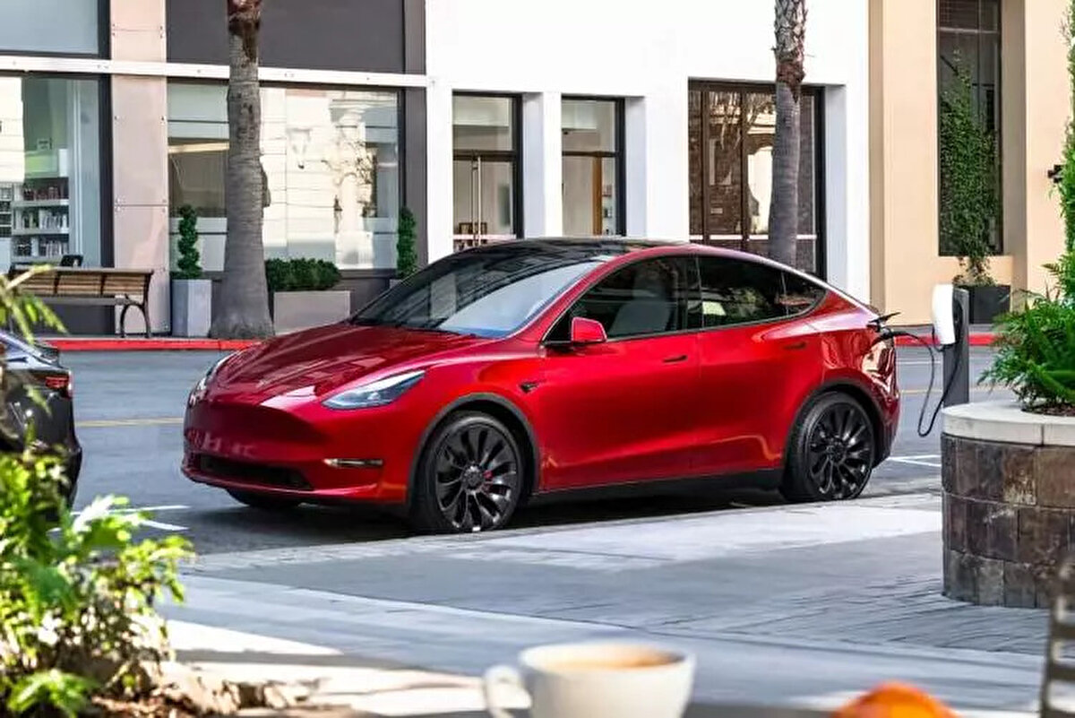 Model Y fiyatı ve ÖTV avantajı<br><br>Tesla Model Y’nin Standart Range (SR) versiyonu, %10 ÖTV diliminde yer alması sayesinde 1 milyon 866 bin 203 TL'den başlayan fiyatlarla satışa sunuldu. Renk ve donanım tercihine göre fiyatlar 1 milyon 909 bin 116 TL’ye kadar yükseliyor.<br><br>