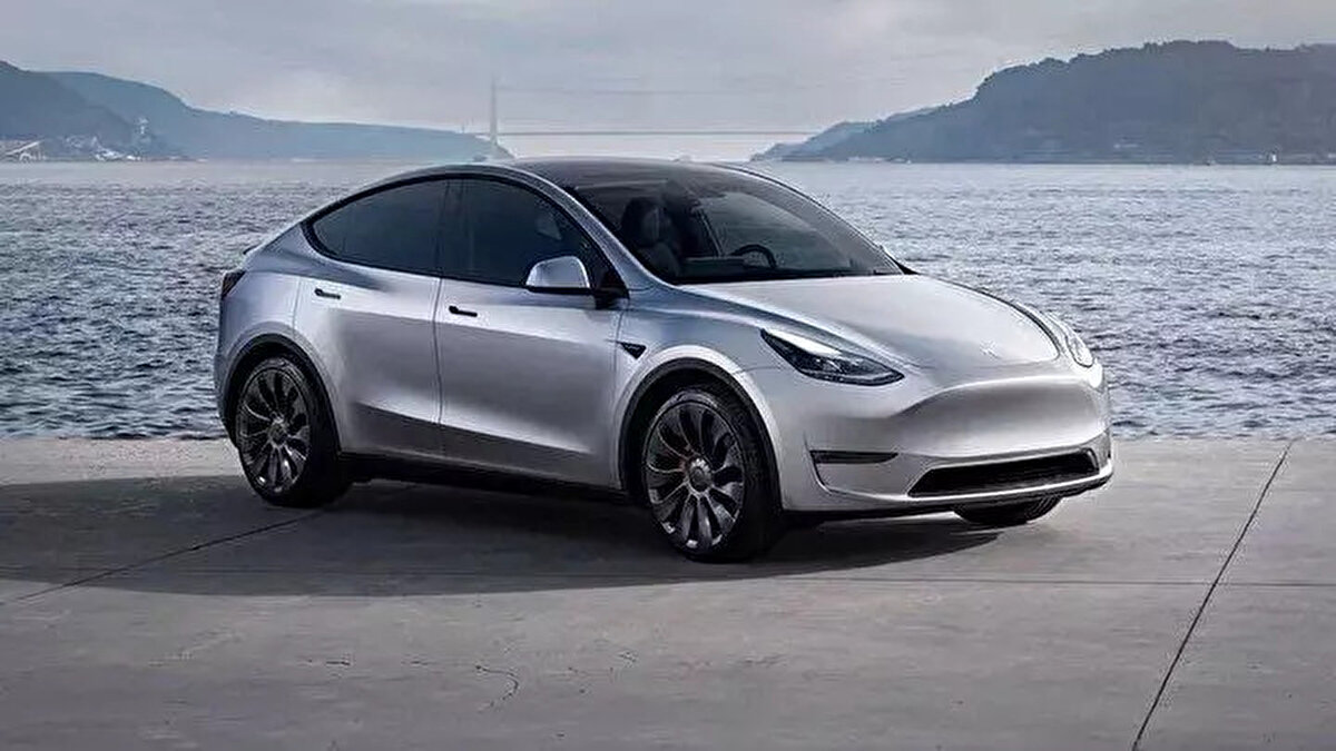 Model Y Teknik Özellikleri<br><br>Dış Tasarım:<br><br>Keskin hatlı ön burun yapısı<br><br> <br><br>LED ışık şeritleriyle zenginleştirilmiş modern görünüm<br><br> <br><br>Arka bölümde tam genişlikte ışık bandı<br><br>