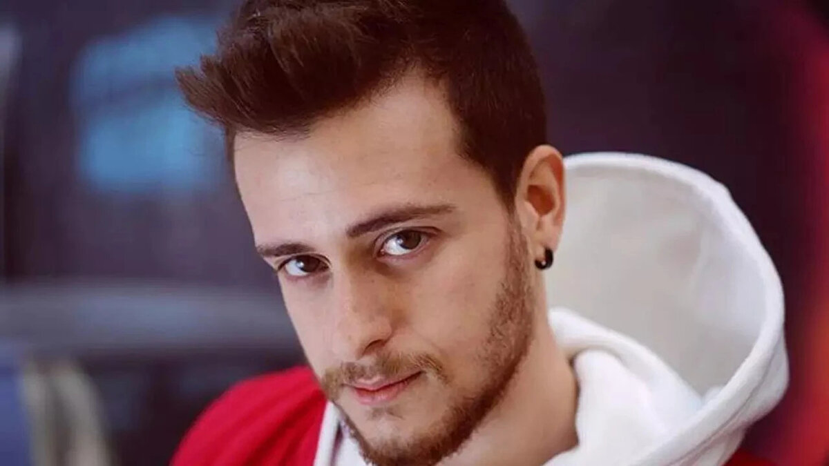 9. Alper Rende<br>Platform: YouTube<br><br>Yıllık Gelir: Yaklaşık 13,8 milyon TL (391 bin USD)<br><br>Açıklama: Eğlenceli içerikleriyle tanınan Rende, YouTube'da aktif olarak içerik üretmektedir.