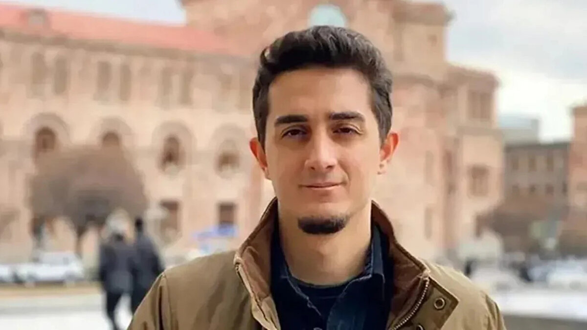 3. Ruhi Çenet<br><br>Platform: YouTube<br><br>Yıllık Gelir: Yaklaşık 113,6 milyon TL (3,2 milyon USD)<br><br>Açıklama: Özellikle ilginç ve macera dolu içerikleriyle tanınan Çenet, büyük bir takipçi kitlesiyle YouTube Türkiye’nin en çok kazanan YouTuber’ı olarak dikkat çekmektedir.