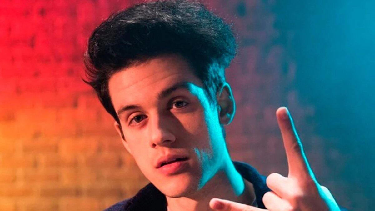 2. Orkun Işıtmak<br>Platform: YouTube<br><br>Yıllık Gelir: Yaklaşık 120 milyon TL (3,4 milyon USD)<br><br>Açıklama: Eğlenceli ve interaktif içerikleri ile geniş bir takipçi kitlesine sahip olan Işıtmak, YouTube'da Türkiye’nin en çok bilinen isimlerinden biridir.