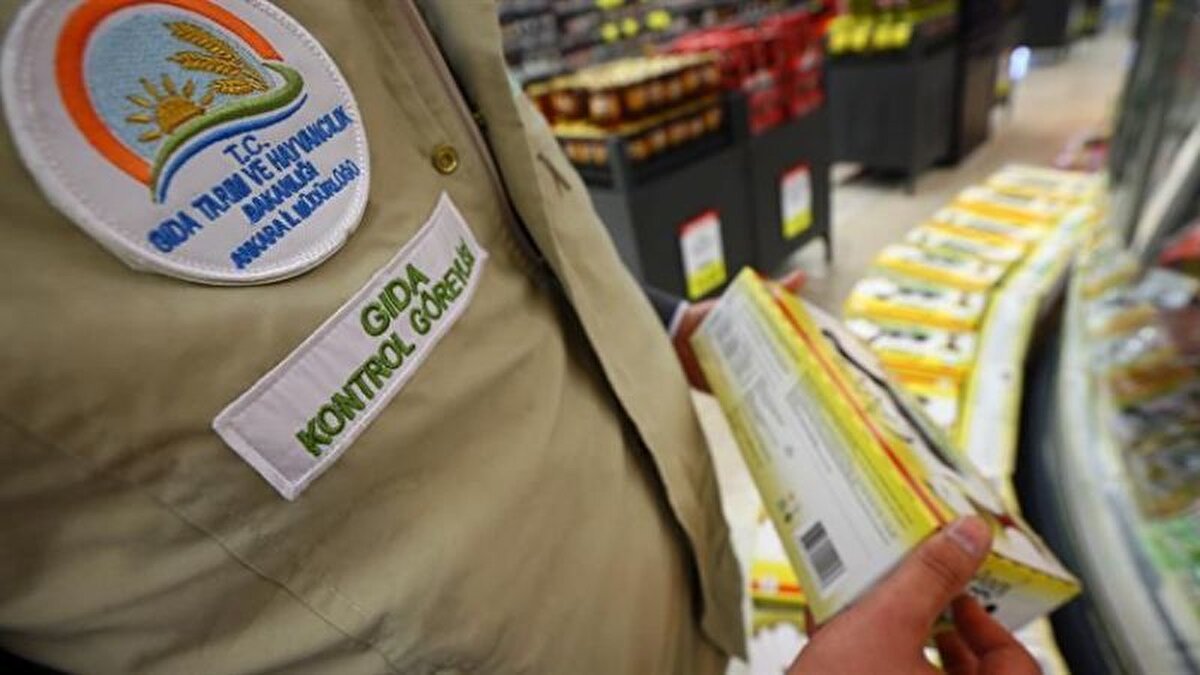 Bakanlık yeni taklit ve tağşiş listesine 30 ürün ekledi. Marketlerde sıklıkla rastlanılan Ekiciler marka tam yağlı sade eritme peynirinde de yağ oranının düşük kullanılıp hile yapıldığı görüldü.