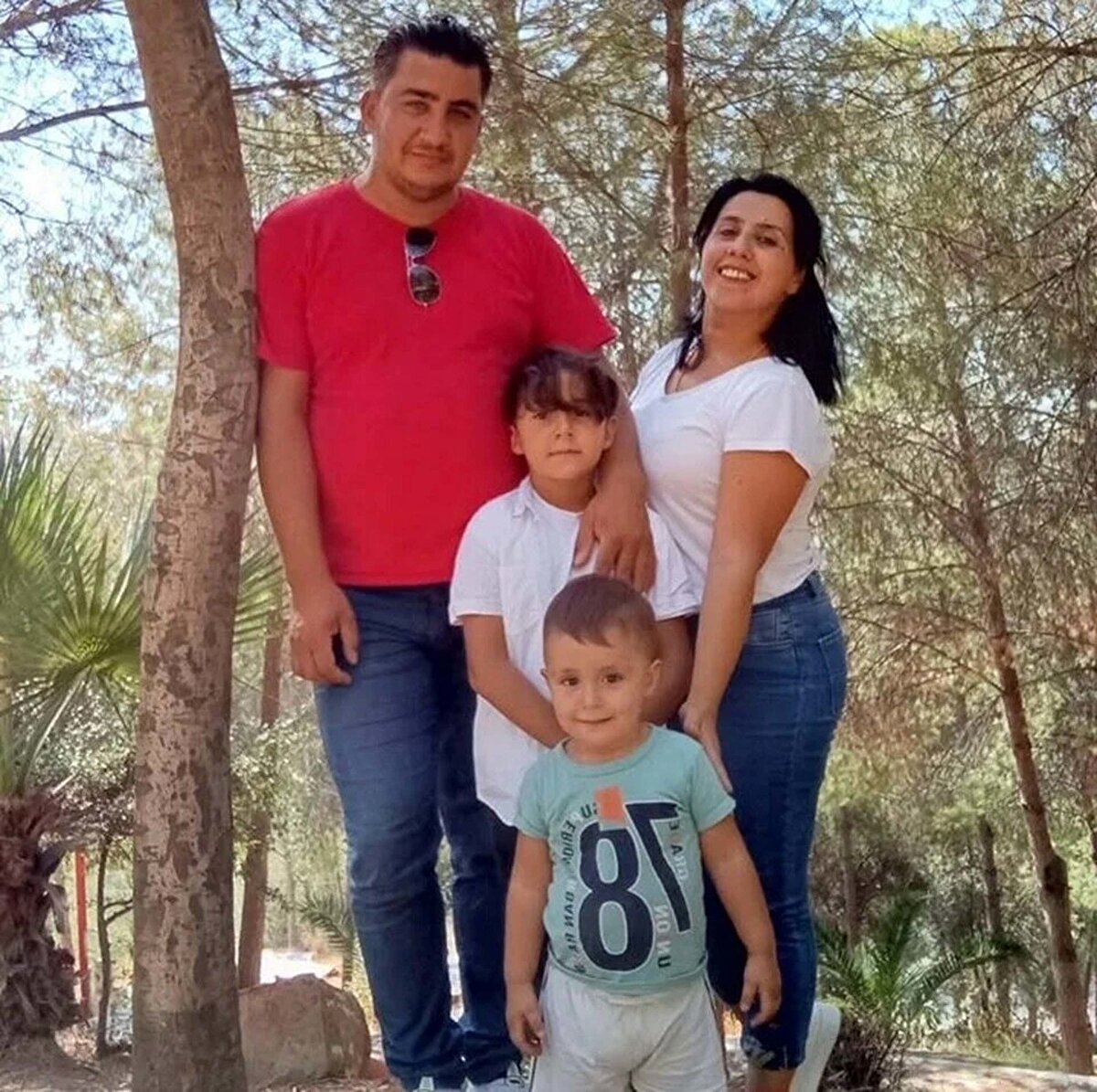 "Herhangi bir doğal gaz, duman kokusu almadım"<br><br>Gezgin, ifadesinin devamında, "İtfaiyeye gittiğimde Hüseyin Serkan Yaşar ile Zafer Halilaki ayaktaydı. Hüseyin Serkan sahur yapmıştı, toplanıp içeri gitti. Bir süre Zafer ağabeyle oturdum. Daha sonra acıktık. Daha sonra ben, Uzun Çarşı'ya börek ve poğaça almaya eve de montumu almaya gittim. Bu esnada anahtar yanımdaydı. Apartmanın dış kapısının anahtarı ve iç daire kapısının anahtarı aynı anahtarlıkta takılıydı. Genelde dış kapıyı şifreyle açarım. O gün nasıl açtığımı hatırlamıyorum. Saat 07.00 sıralarında daire kapısını açıp, içeri girmeden montumu alarak çıktım. Bu esnada herhangi bir doğal gaz, is, duman kokusu almadım. Şüphelenecek herhangi bir şey görmedim. Montumu giyerek binadan çıktım ve tekrar itfaiyeye gittim" dedi.