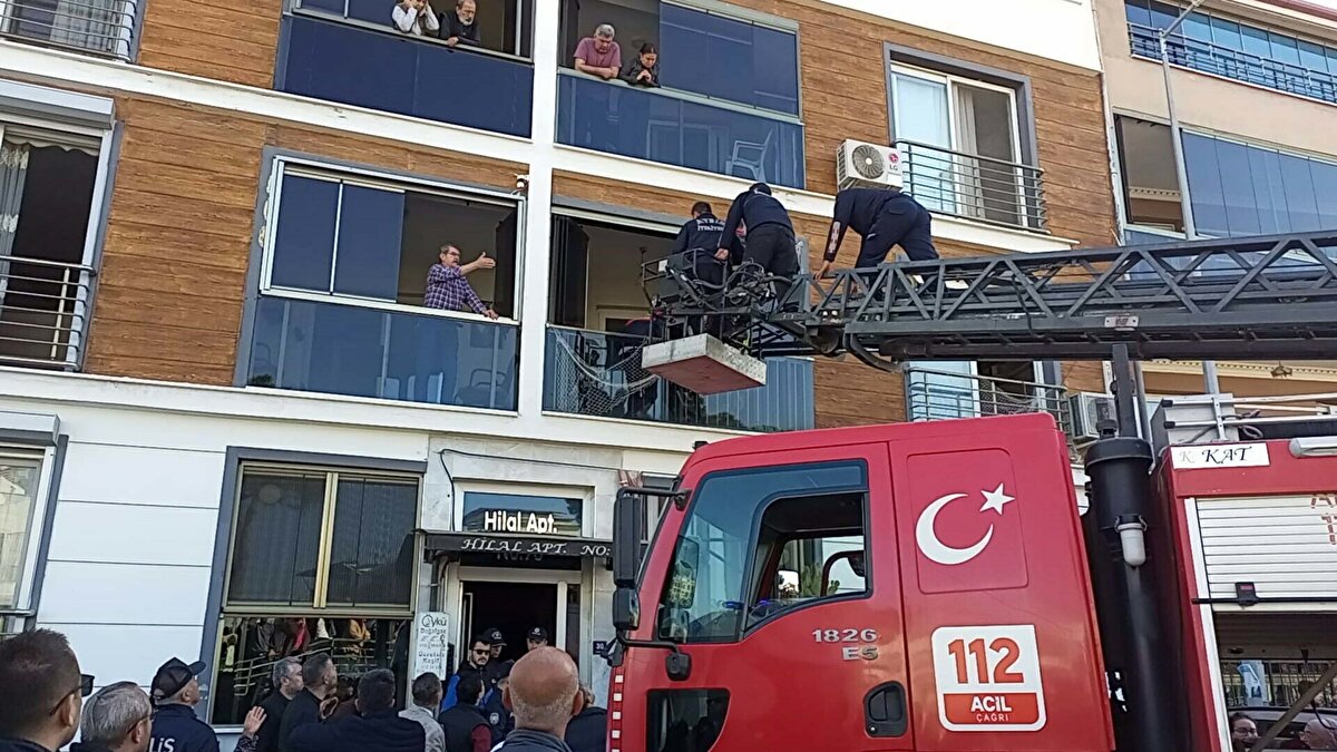 Nazilli ilçesi Yeşil Mahalle 372 Sokak'taki apartmanın 2'nci katındaki, Aydın Büyükşehir Belediyesi İtfaiye Daire Başkanlığı Nazilli İtfaiye Amirliği'nde görevli Turgay Gezgin'e ait evde, 18 Mart sabah saatlerinde yangın çıktı. Çevredekilerin ihbarıyla adrese itfaiye, polis ve sağlık ekipleri sevk edildi. Ekiplerin müdahalesiyle yangın söndürüldü.