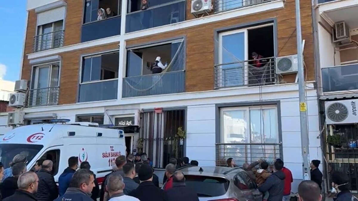 Gezgin, "Balkonda olduğum esnada eşim Fatma bana saat 03.30 sıralarında doğal gaz kokusu olduğundan bahisle WhatsApp üzerinden mesaj attı. Bunun üzerine doğal gaz borularını ve hattını kontrol ettim, herhangi bir koku almadım. 10- 15 gün önce tadilat yaptırmıştık ancak tekrar herhangi bir koku almadım. Ezan okunmadan önce diye hatırladığım bir zamanda eşim oruç tuttuğu için sahur hazırlamak üzere mutfağa geçti. Ben de üzerimi değiştirerek 05.45'te itfaiyeye gitmek için evden çıktım. Direkt itfaiyeye gittim. Bu esnada kendisi mutfaktaydı" dedi.