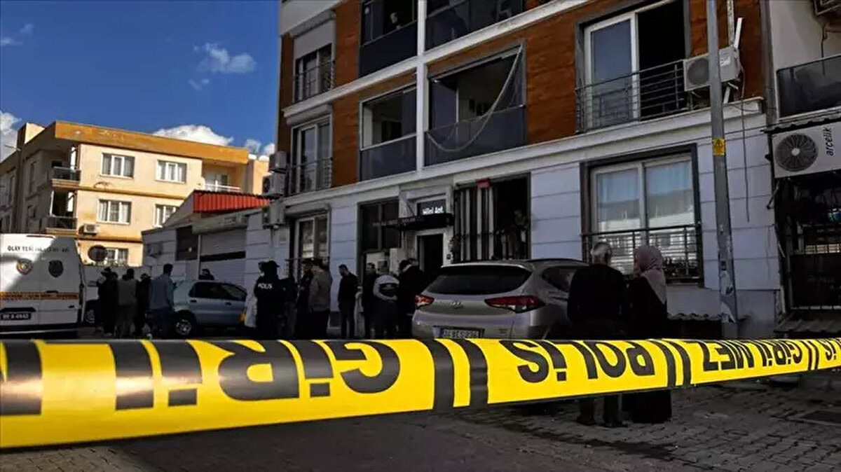 "Mesajını gördüm ancak cevap vermedim"<br><br>Bu esnada kamera görüntülerinde girip, çıkarken sürekli eve baktığının doğru olduğunu ifadesinde belirten Gezgin, şöyle devam etti:<br><br>"Bende çevre kontrolü hastalığı var. Olaydan sonra veya önce itfaiyede, olayın yaşanmış olduğu evime veya babamların evine girip çıkarken çevre kontrolü yaparak girip, çıkarım. Buradaki kamera kayıtları incelenirse bunun benim olağan olarak yaptığım bir hareket olduğu görülecektir. İtfaiyeye döndüğümde arkadaşlarımla poğaça yedik. Akabinde 07.40- 07.45 civarı eşimi aradım ancak açmadı. Ben de mesaj attım. Birkaç defa aradım. Bana atmış olduğu 'Çok geç gelme pazara gidelim. İnsanlar uyanınca da ev sahibini mi arayacaksın, doğal gazı yapanı arayacaksın? Birini ara kokuya baktır' şeklindeki mesajlarını itfaiyeye ilk geldiğimde gördüm ancak cevap vermedim. Ben genelde onun mesajlarını cevapsız bırakırım."