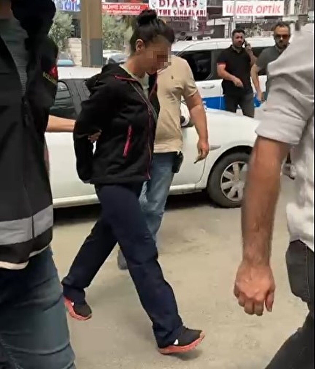 Eşini saat 07.45 gibi birkaç kez aradığını, telefonu açmaması üzerine eve gittiğini aktaran Gezgin, ifadesinde ayrıca, "Bu esnada saat 08:00 sıralarındaydı. Ben yukarı çıkarken komşumla karşılaştım. O da dairesinden çıkıyordu. Daire kapısına geldiğimde herhangi bir koku almadım. Anahtarımın yanımda olmadığını fark ettim. Kart ile açmaya çalıştım ancak açamadım. Zile bastım, kapıyı çaldım, yaklaşık 3- 4 defa çalıp bekledim. İkişer dakika arayla çalmış olsam yaklaşık 8- 10 dakika sürmüştür. Yukarıda kapıyı çalarken aşağıda bodrum kattaki daireden komşumun gittiğini duydum. Bir süre sonra ben de çıktım. Başka kimseyi duymadım, görmedim" dedi.