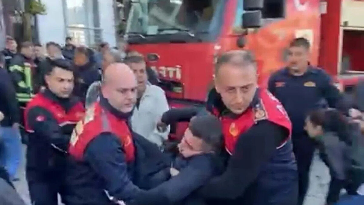 Savcı, Gezgin'e nişanlısı şüpheli F.T.'nin olaydan önce kendisine "Kötü şeyler olacak" şeklinde attığı mesajı da sordu.<br><br>Bu soruya ise Gezgin, "Hislerim kuvvetlidir. Farklı olaylarda da hislerim sonucunda iyi veya kötü olaylar meydana geldi. Boşanma konusunda kendisine boşanacağımı söyledim. Dava olduğunu da söyledim. Ancak davanın boşanma davası olduğunu söylemedim, tanık olduğum bir dosya olabilir" diye cevap verdi.<br><br>İfadesi alınan F.T ise olaydan sonra Turgay Gezgin'in kendisine o gün hiç eve gitmediğini söylediğini belirtip, "Zaten evde kalmadığını bazen babasında bazen kız kardeşinde bazen de itfaiyede vakit geçirdiğini söylüyordu. Bu olay olduktan sonra olay olan evde kalıp kalmadığını bilmiyorum. Bana kalmadığını, eşya toplamaya gittiğini söyledi" dedi.<br><br>Olay olduktan sonra ailesi ve arkadaşlarının Gezgin'in mezarlığa gitmediğini söylediğini belirten F.T., Gezgin'in ise çocuklarının öldüğüne inanmadığı yönünde kendisine sözler sarf ettiğini ifadesinde söyledi.