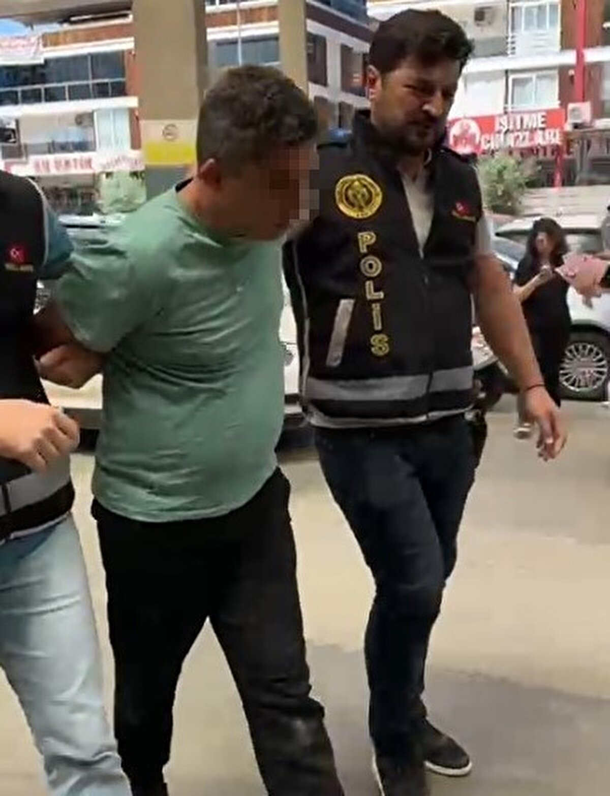 "Eve gittiği saate çelişkili ifade"<br><br>Savcının "Daha önceki beyanlarınızda eve en son 07.00'de gelerek montunuzu aldığınızı söylediniz. Şu an da ise saat 08.00- 08.10 esnasında gelerek yaklaşık 10 dakika apartman dairesinin önünde bulunduğunuzu söylüyorsunuz. Çelişki hakkında ne söyleyeceksiniz?" sorusuna Gezgin, "Benim yalan söyleme gibi bir lüksüm yok. Zaten her yerde kamera var, gerek savcılıkta gerek karakolda vermiş olduğum ifadelerde bu hususu hatırlamamış olabilirim" diye karşılık verdi. Gezgin, çarşıya gittikten sonra komşusunun kendisini araması üzerine eve geldiğini de belirtip, içeri girmek istediğini fakat yoğun dumanlardan dolayı giremediğini belirtti.