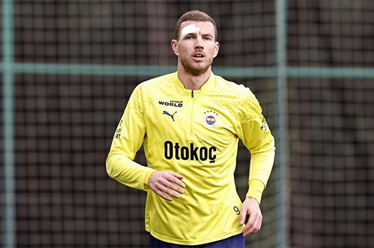 2023'te Fenerbahçe'ye transfer olan Edin Dzeko'nun sözleşmesi sezon sonunda sona eriyor. Sarı-lacivertlilerin 39 yaşındaki golcüsü ile ilgili İtalyan basınında çarpıcı bir iddia gündeme getirildi.<br><br>
