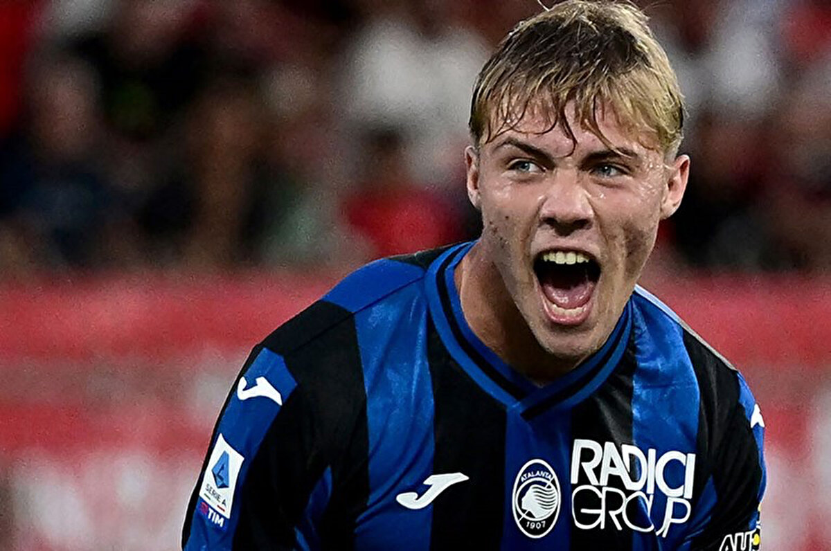 En az 2 yıldız golcü transfer etmesi beklenen sarı-lacivertlilerin, Manchester United'ın Danimarkalı golcüsünü kadroya katmak istediği iddia edildi.<br>