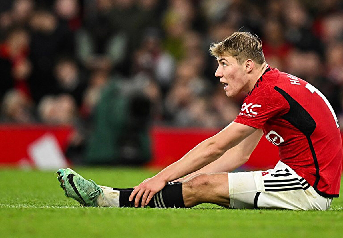 Sarı-lacivertlilerin Manchester United'a ilk teklifinin satın alma opsiyonlu kiralama olacağı belirtildi. Hojlund, Ekim 2024'te Fenerbahçe'nin Avrupa Ligi'nde Manchester United ile 1-1 berabere kaldığı maçta 35 dakika süre bulmuştu.<br>